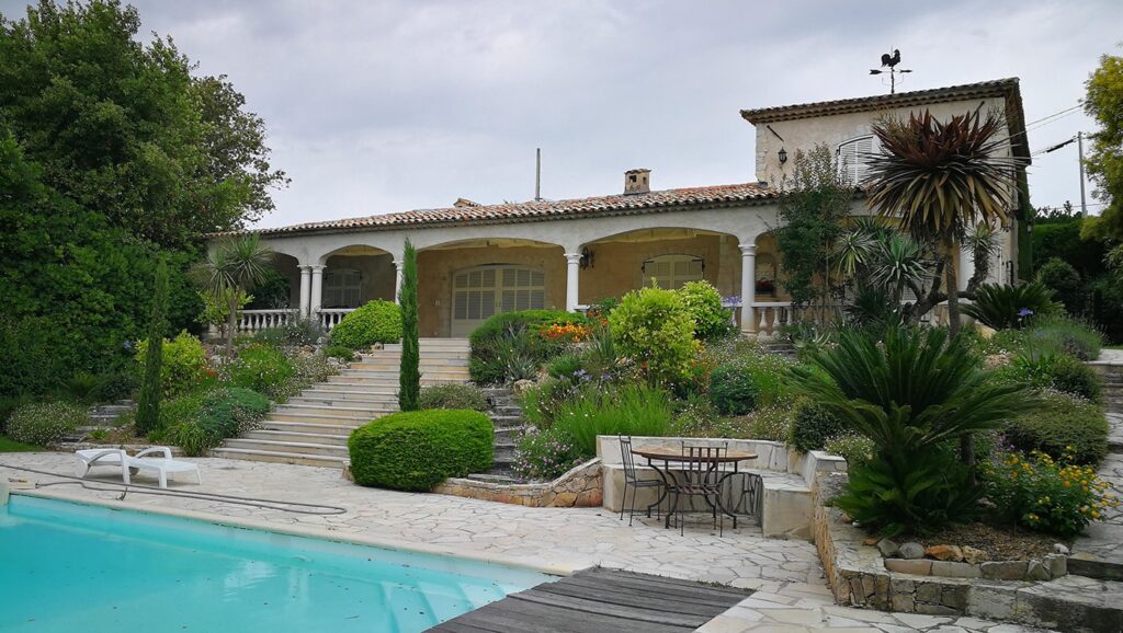 VILLA TRADITIONNELLE À MOUGINS